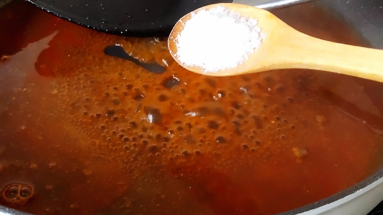 茄汁带鱼(罐头),再加适量<a style='color:red;display:inline-block;' href='/shicai/ 3729'>白糖</a>。