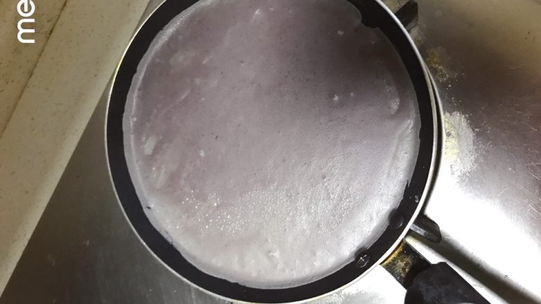 牛肉丝卷饼,国内刷薄薄一层油,舀两勺面糊摊面饼,小火煎,不用翻面,成型即可揭下