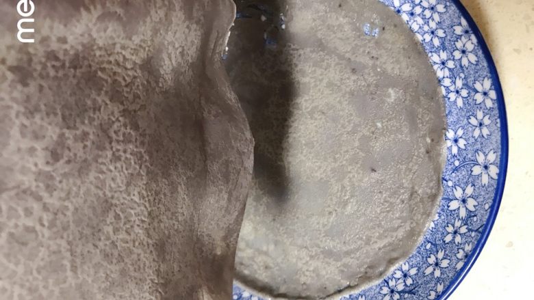 牛肉丝卷饼,摊好的卷饼,和班戟皮差不多