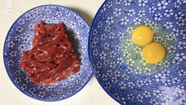 牛肉丝卷饼,1个蛋黄加1个全蛋打入大碗内,剩下一个蛋清倒入<a style='color:red;display:inline-block;' href='/shicai/ 6333'>牛肉丝</a>中