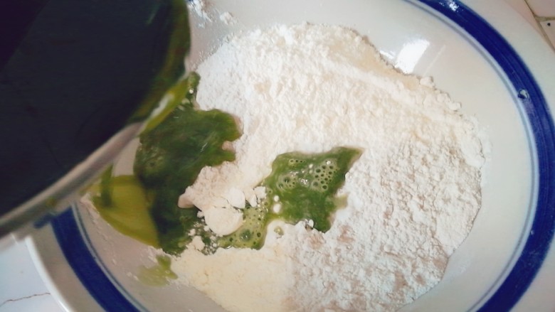 翡翠凉皮(不用洗面的凉皮),过滤好的青菜汁倒入面粉中