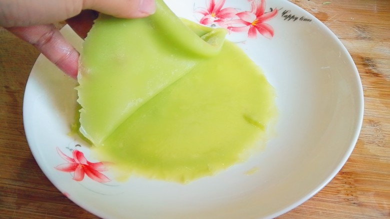 翡翠凉皮(不用洗面的凉皮),两层中间涂一层油,防止粘在一起