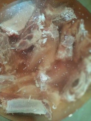#猪肋排#家常糖醋排骨,用饮用水浸泡20分钟去除血;