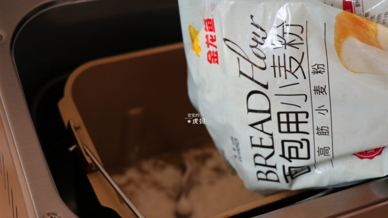 布里欧修面包,倒入面包粉;