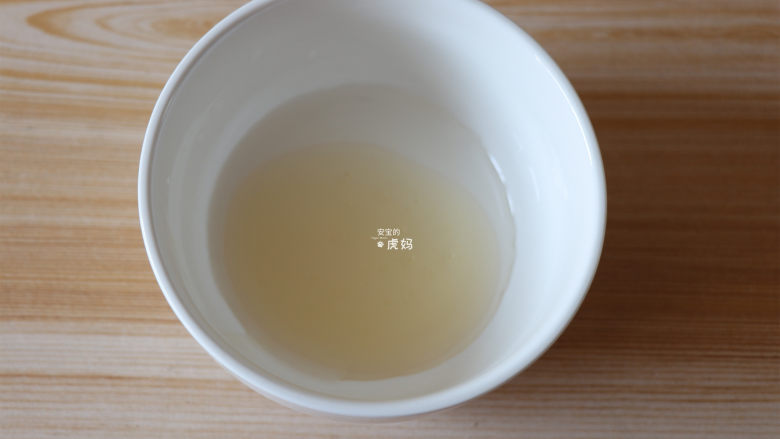 布里欧修面包,面团二次发酵的时候可以来准备好表面装饰的材料,将蜂蜜和水混合均匀备用;