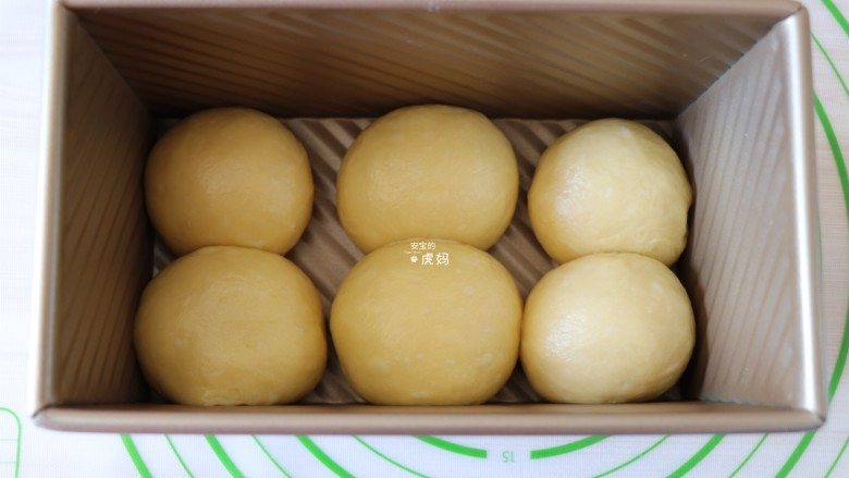 布里欧修面包,选择揉面程序揉面5分钟排气,然后分割成六等份一一揉圆,放入吐司模具中;