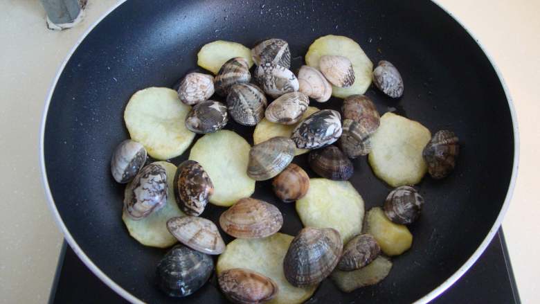 西班牙小吃:土豆蛤蜊,倒入蛤蜊