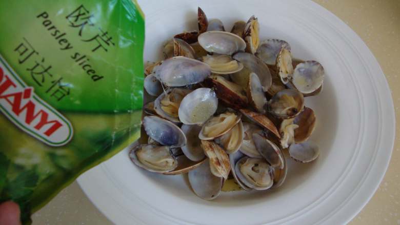 西班牙小吃:土豆蛤蜊,盛入蛤蜊,倒入原汤再撒点欧芹点缀即可