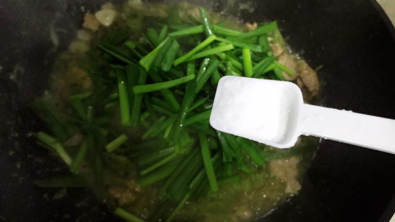 炒扒菇,加一小勺细盐,翻炒均匀,即可