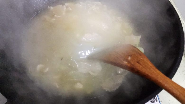 炒扒菇,搅拌均匀之后盖上锅盖,转中小火,焖煮至红薯粉丝熟(约摸4.5分钟)
