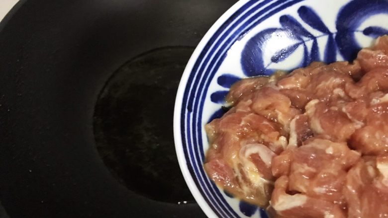 炒扒菇,待锅内油七分热时,下猪肉