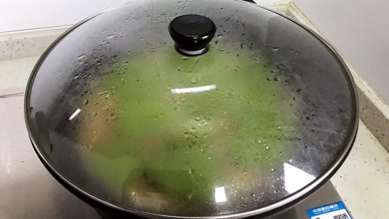 炒扒菇,盖上锅盖,继续中小火焖煮至汤汁差不多收紧