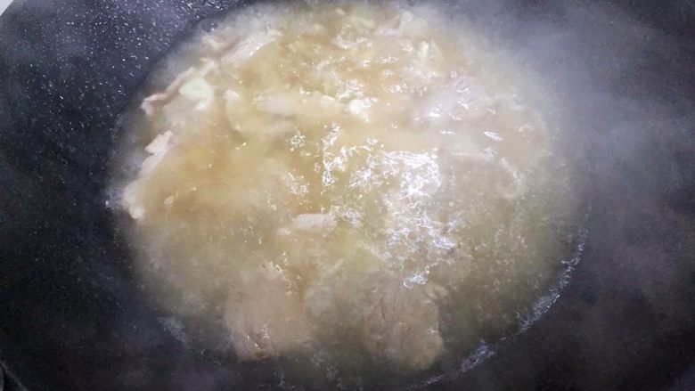炒扒菇,加入适量热开水,稍稍没过肉片