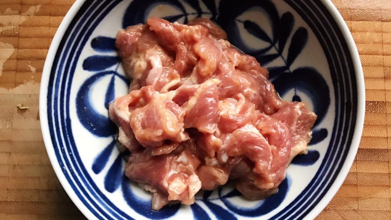 炒扒菇,<a style='color:red;display:inline-block;' href='/shicai/ 414'>猪肉</a>洗净之后切成薄片,加适量料酒,生抽,淀粉,一丢丢细砂糖,几滴食用油,抓均匀,腌制备用