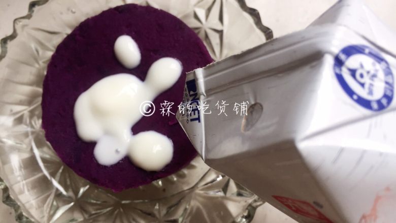 酸奶紫薯泥,移去慕斯圈后,把<a style='color:red;display:inline-block;' href='/shicai/ 885'>酸奶</a>倒上去。