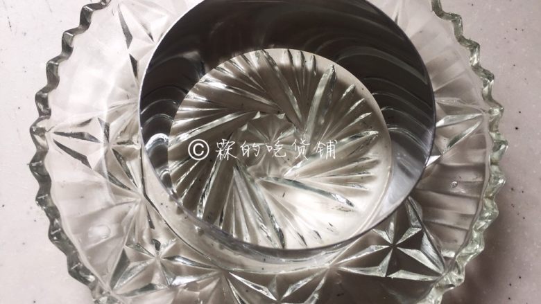 酸奶紫薯泥,如果想要最后成品好看些,就找一个小碗或别的什么,我这个用的是一个慕斯圈。