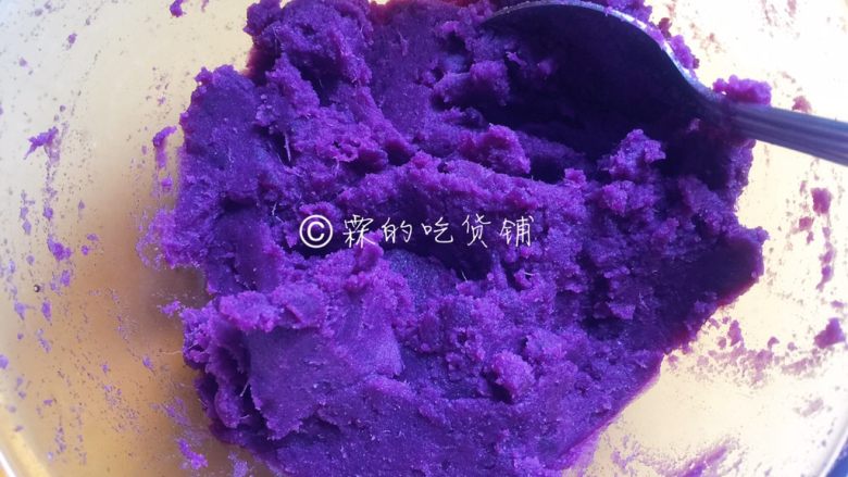 酸奶紫薯泥,一起按压,搅拌成泥。