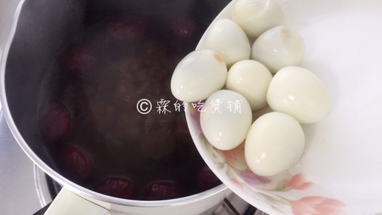 桂圆鹌鹑蛋红枣糖水,煮开后,小火慢炖,接着把鹌鹑蛋也放进去。