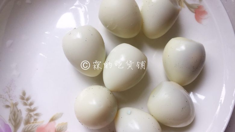 桂圆鹌鹑蛋红枣糖水,<a style='color:red;display:inline-block;' href='/shicai/ 12'>鹌鹑蛋</a>煮熟后去壳,也要冲洗一下。