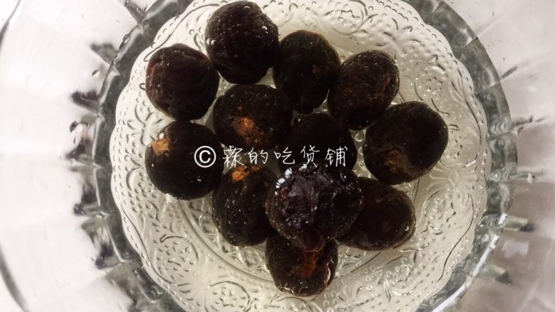 桂圆鹌鹑蛋红枣糖水,<a style='color:red;display:inline-block;' href='/shicai/ 593'>桂圆</a>,不论你是买外面现成剥好的,还是自己剥的,都要清洗一下。