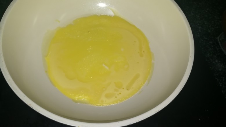 第一次制作传说中的芒果班戟,颜值很高味道也一级棒,不粘锅倒上班戟浆。
第一次没经验,厚了点,应该是薄薄的一层,这样才好看。
全程用小火煎,不然会烧焦。