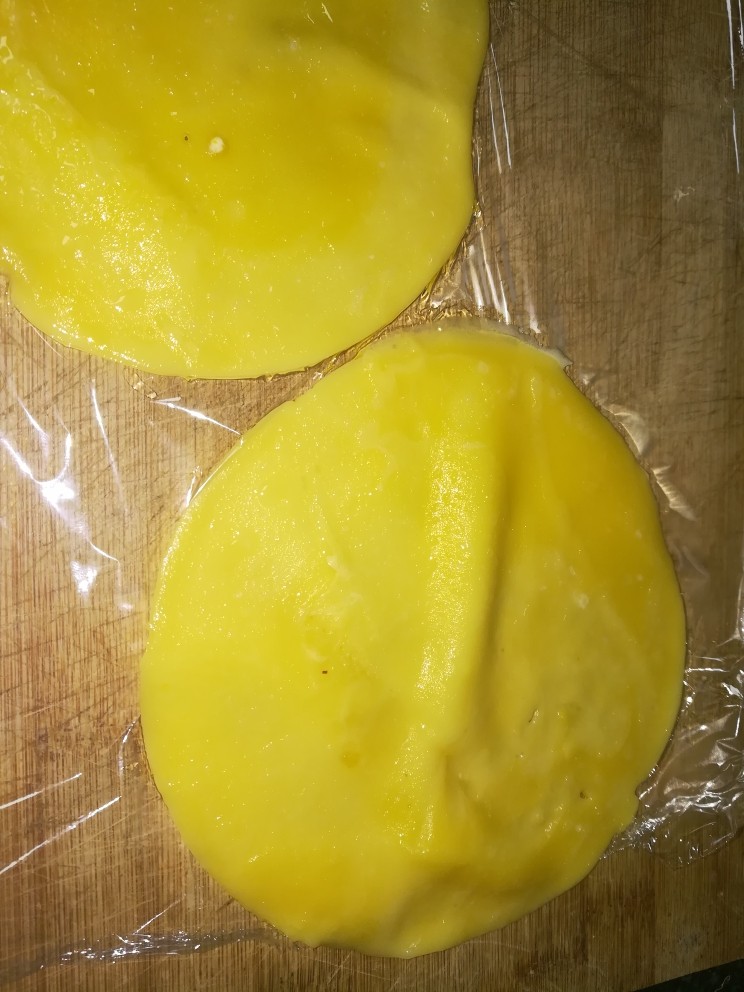 第一次制作传说中的芒果班戟,颜值很高味道也一级棒,继续煎饼