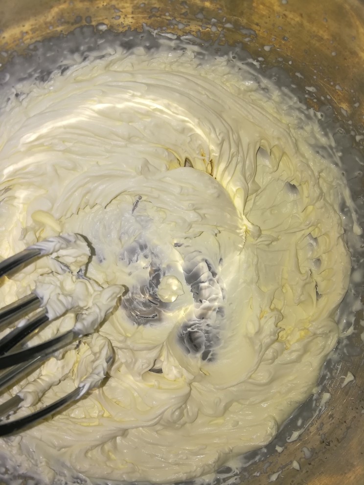 第一次制作传说中的芒果班戟,颜值很高味道也一级棒,打好的淡奶油