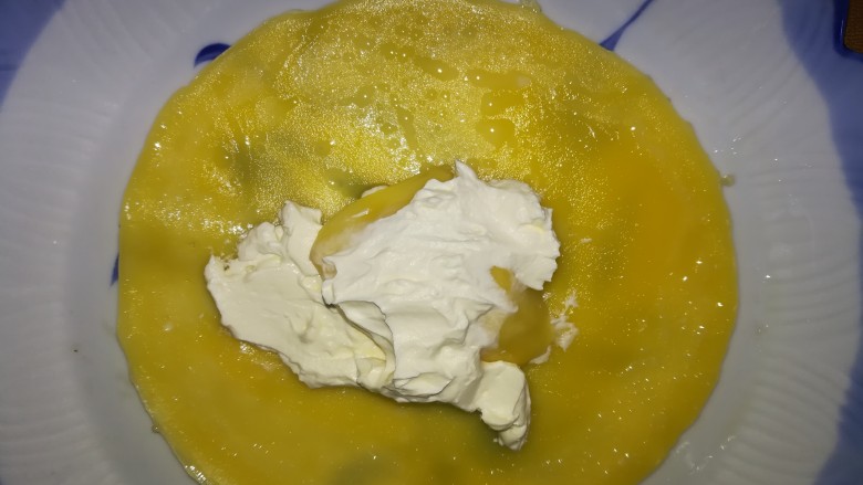 第一次制作传说中的芒果班戟,颜值很高味道也一级棒,再涂上淡奶油