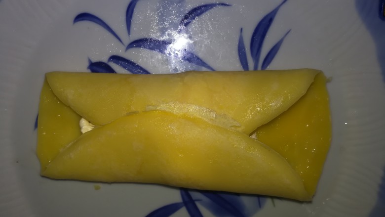 第一次制作传说中的芒果班戟,颜值很高味道也一级棒,把馅料裹起来