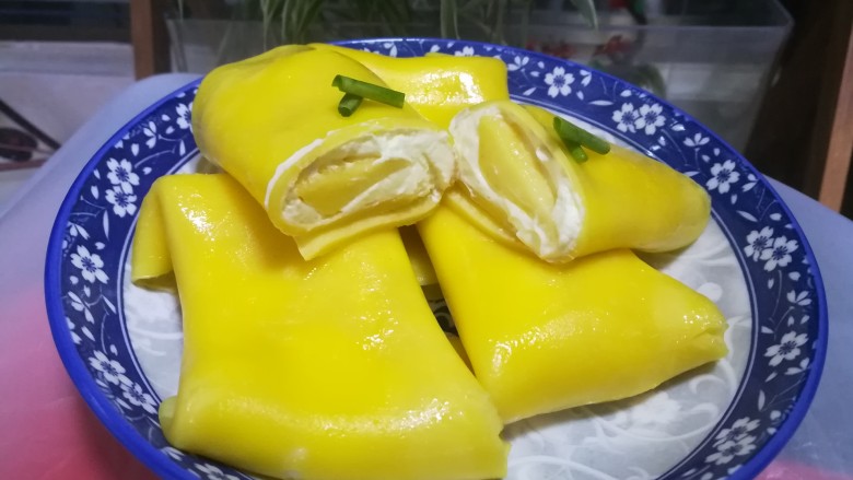 第一次制作传说中的芒果班戟,颜值很高味道也一级棒,成品图。