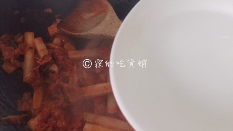 泡菜培根炒年糕,再加小半碗水,盖上盖子小火咕嘟个5分钟左右,直到里面的水收干,注意别糊锅。
