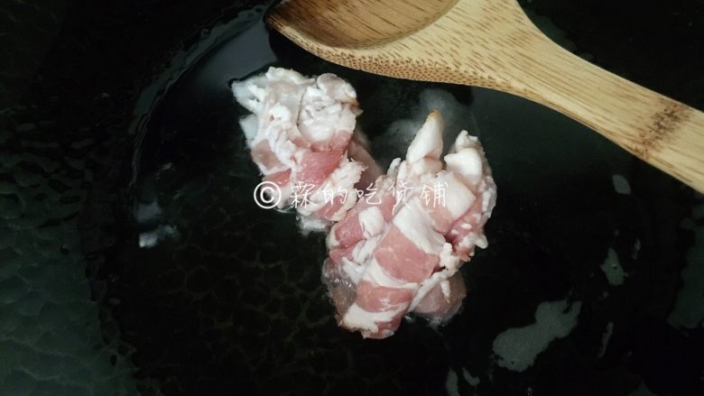 泡菜培根炒年糕,起油锅,先把培根放入,煸炒几下。