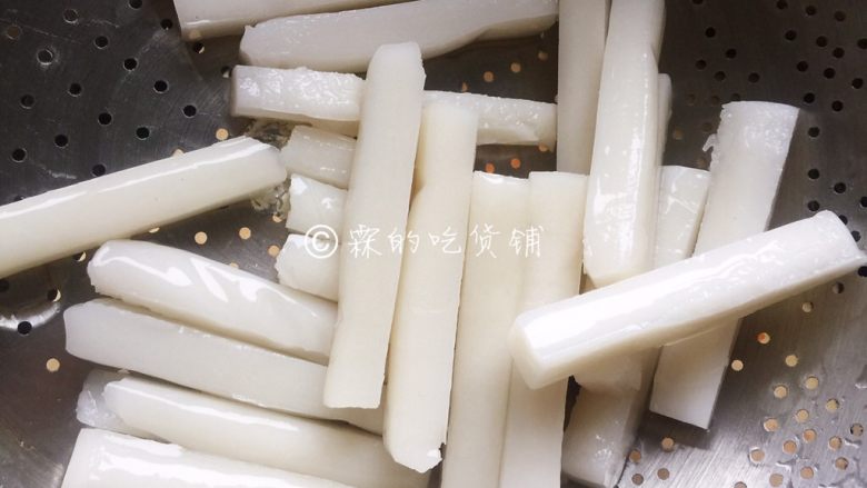 泡菜培根炒年糕,小年糕冲洗一下,沥干<a style='color:red;display:inline-block;' href='/shicai/ 156925'>水</a>分。