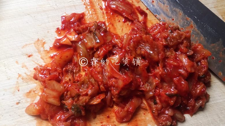 泡菜培根炒年糕,<a style='color:red;display:inline-block;' href='/shicai/ 698'>泡菜</a>如果很大块的话,也稍微改刀切小点。