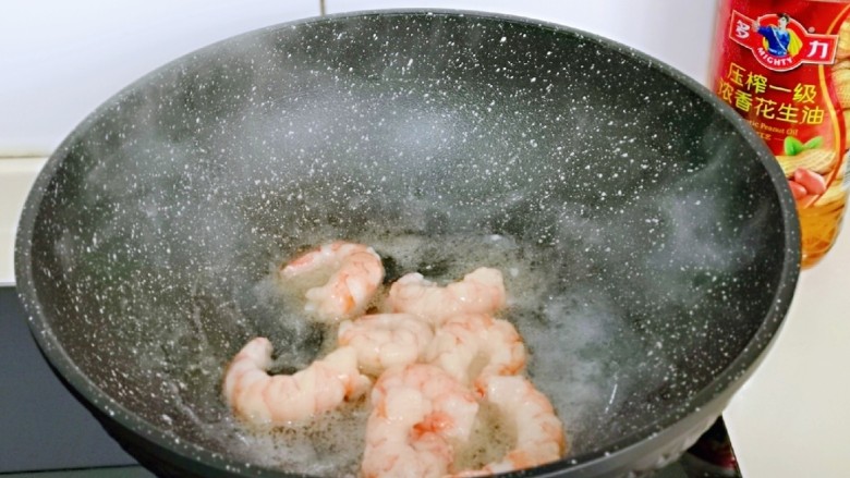 好吃到舔盘子的~金牌虾仁炒面筋,起锅,加入花生油,再加入腌制好的虾仁,翻炒变色盛出备用。