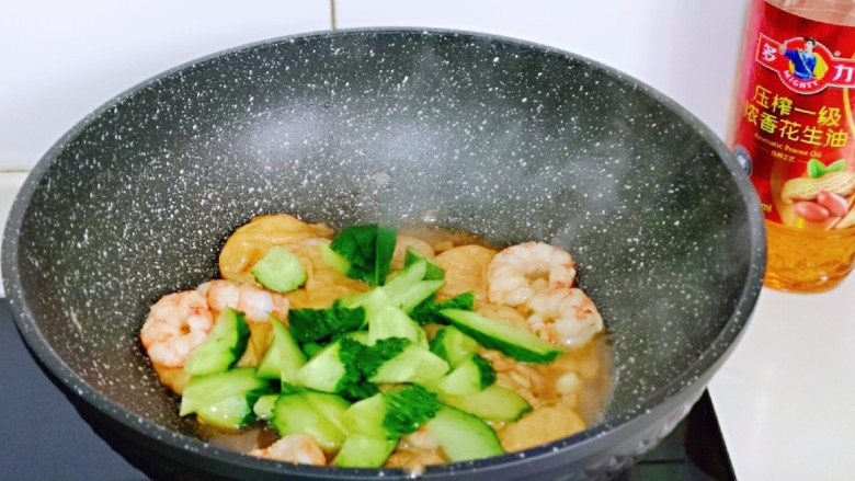好吃到舔盘子的~金牌虾仁炒面筋,再加入切好的黄瓜,按个人口味加入盐翻炒均匀。