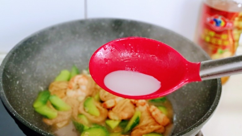 好吃到舔盘子的~金牌虾仁炒面筋,淋上水淀粉,勾芡,汤汁浓稠关火。