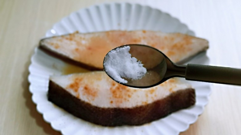 清蒸比目鱼~营养又健康,再按个人口味加入食用盐。