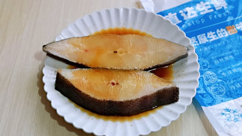清蒸比目鱼~营养又健康,轻轻抚摸比目鱼,使其吸收酱汁。