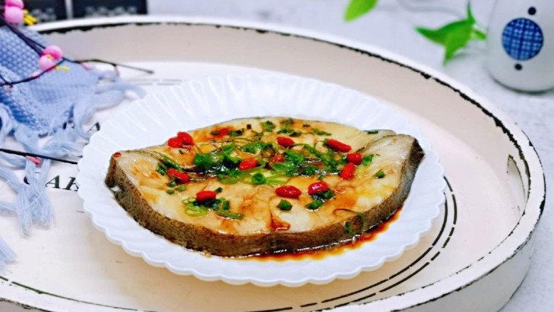 清蒸比目鱼~营养又健康,撒上葱花,泡好的<a style='color:red;display:inline-block;' href='/shicai/ 673'>枸杞</a>点缀。