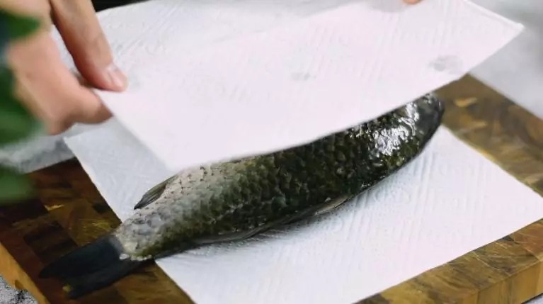 教你“葱烧鲫鱼”的做法,非常美味的家常菜,鲫鱼清理干净,用吸水纸吸干表面水份,剪去鱼鳍