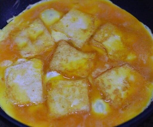 鸡蛋豆腐羹,把蛋液倒入锅中,小火加热