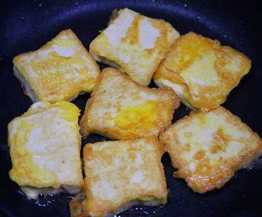 鸡蛋豆腐羹,锅里热油,把豆腐放入锅内小火煎直两边金黄