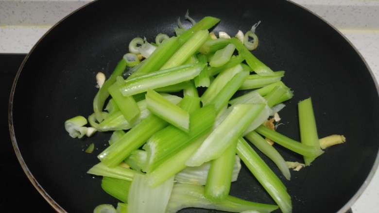 鱿鱼炒芹菜,倒入芹菜。