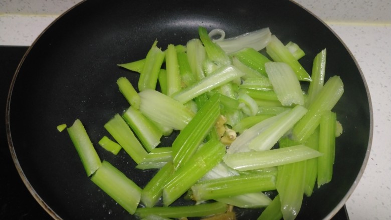 鱿鱼炒芹菜,加入盐,翻炒均匀盛出。
