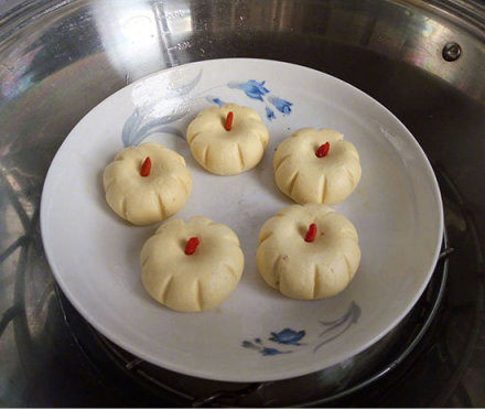 花式蒸南瓜,隔水蒸10分钟左右;