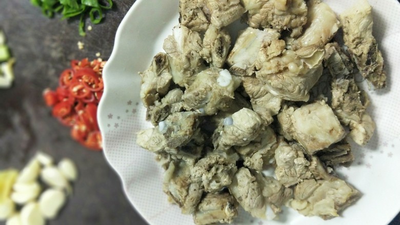 #猪肋骨#红烧排骨,捞起沥干,准备好相应的食材