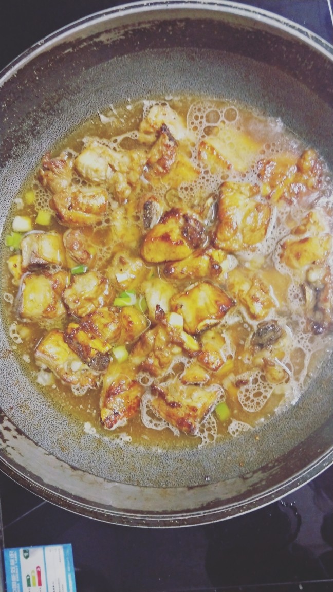 #猪肋骨#红烧排骨,炒两分钟后,加水大火煮