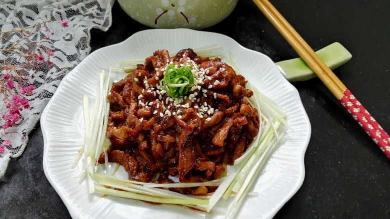 #猪里脊#京酱肉丝,顶上放上葱丝卷点缀拍上成品图,一盘咸甜适中酱香浓郁的京酱肉丝就完成了