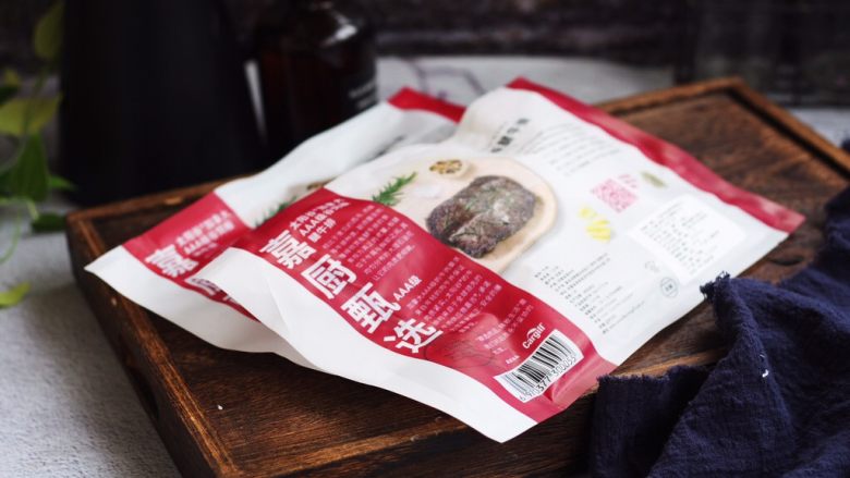 红酒黑胡椒牛排,提前从冰箱的冷冻室里拿出冷冻的太阳谷板腱牛排,板腱是位于牛肩与胸部之间,其均匀分布的大理石油花让它的肉质更细嫩。